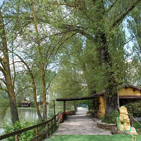ファームステイ Agriturismo I Tre Fiumi グッビオ